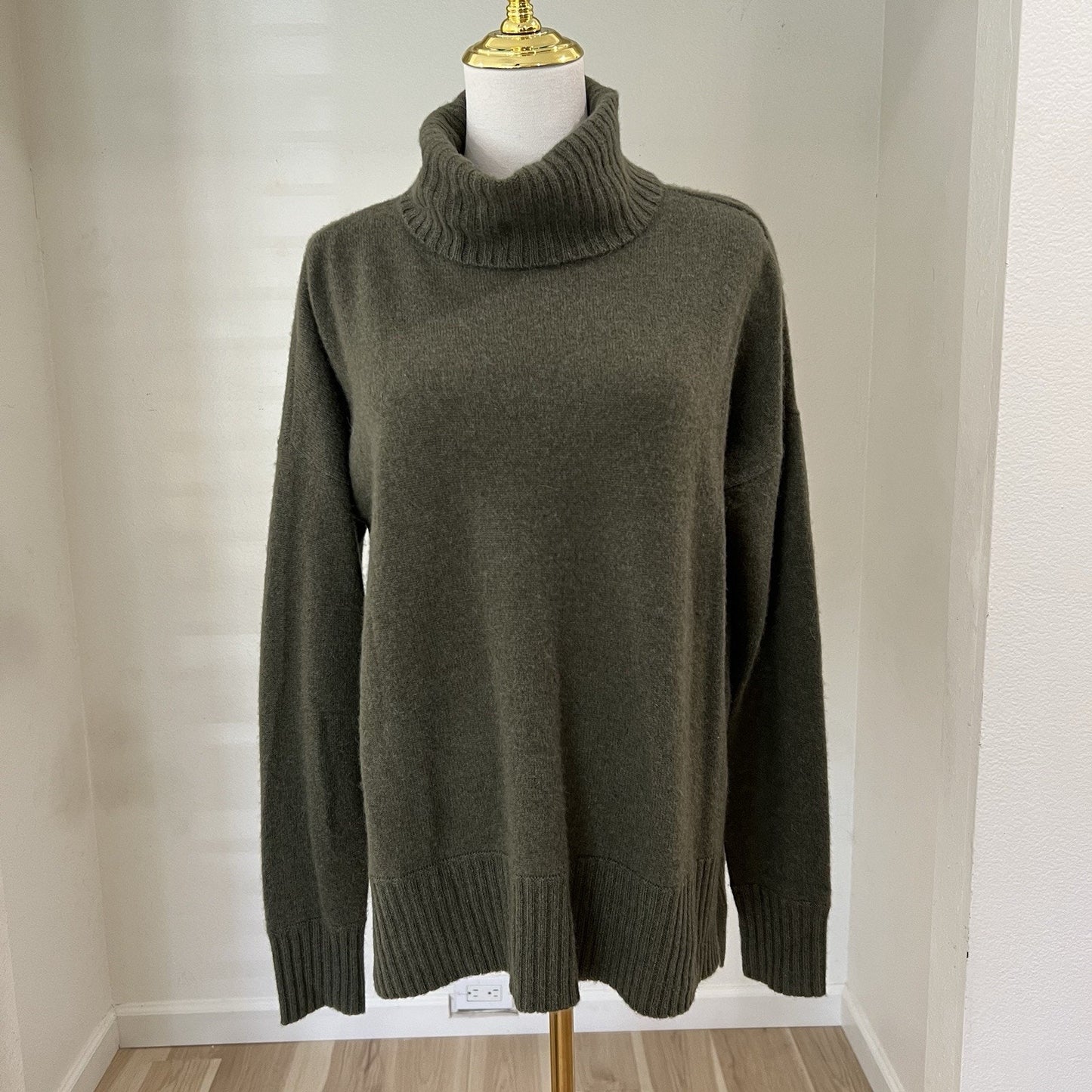 SAKS FIFTH AVENUE (S) 100% Cashmere Turtleneck Sweater Split Hem Green Cozycore