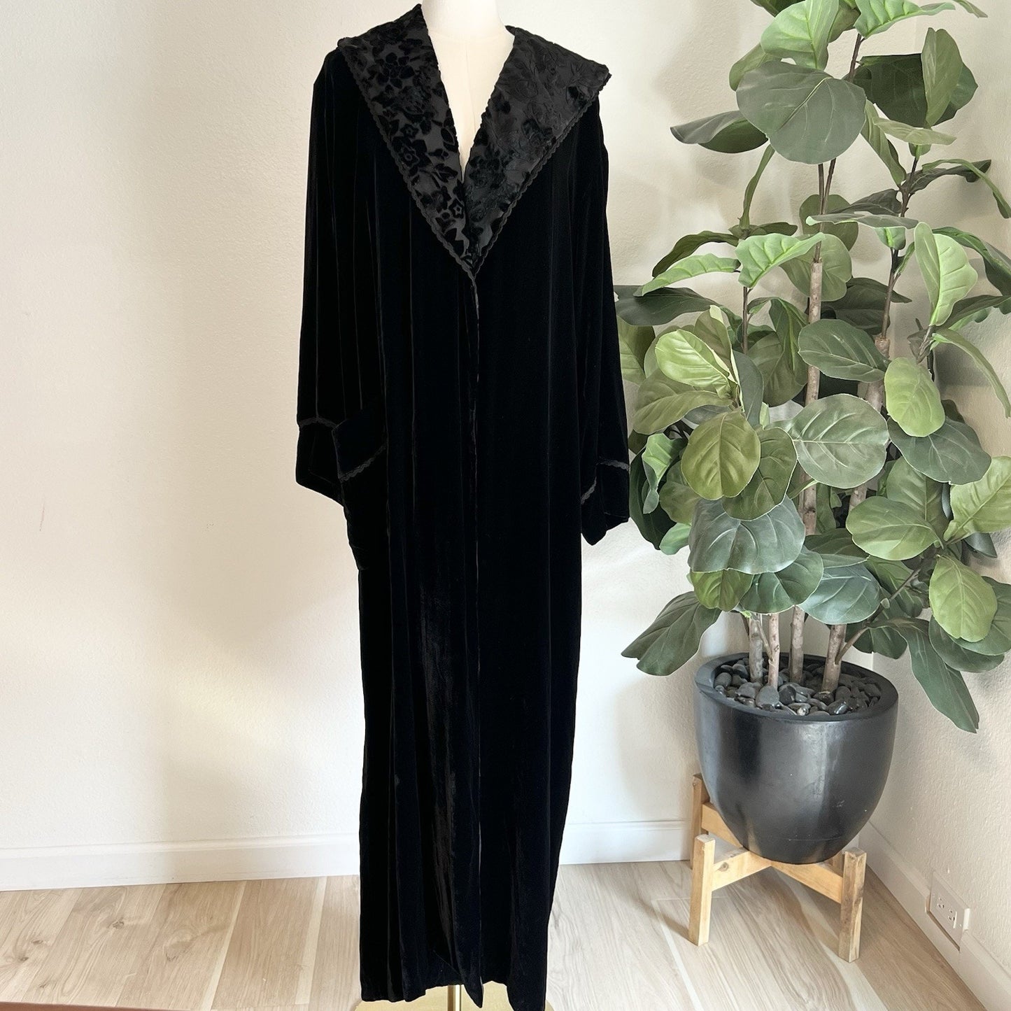 Eileen West Queen Anne’s Lace Velvet Silk Robe Black Vintage Luxury Whimsigoth