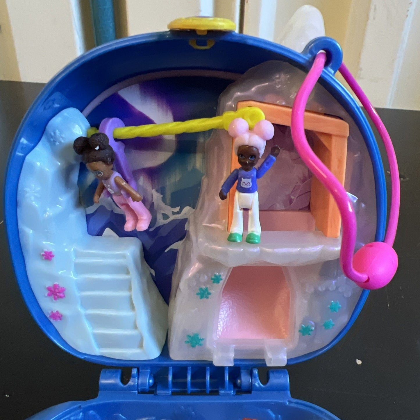 Polly Pocket Freezin' Fun Narwhal Compact W/ 3 Dolls And A Pink Unicorn. 2022