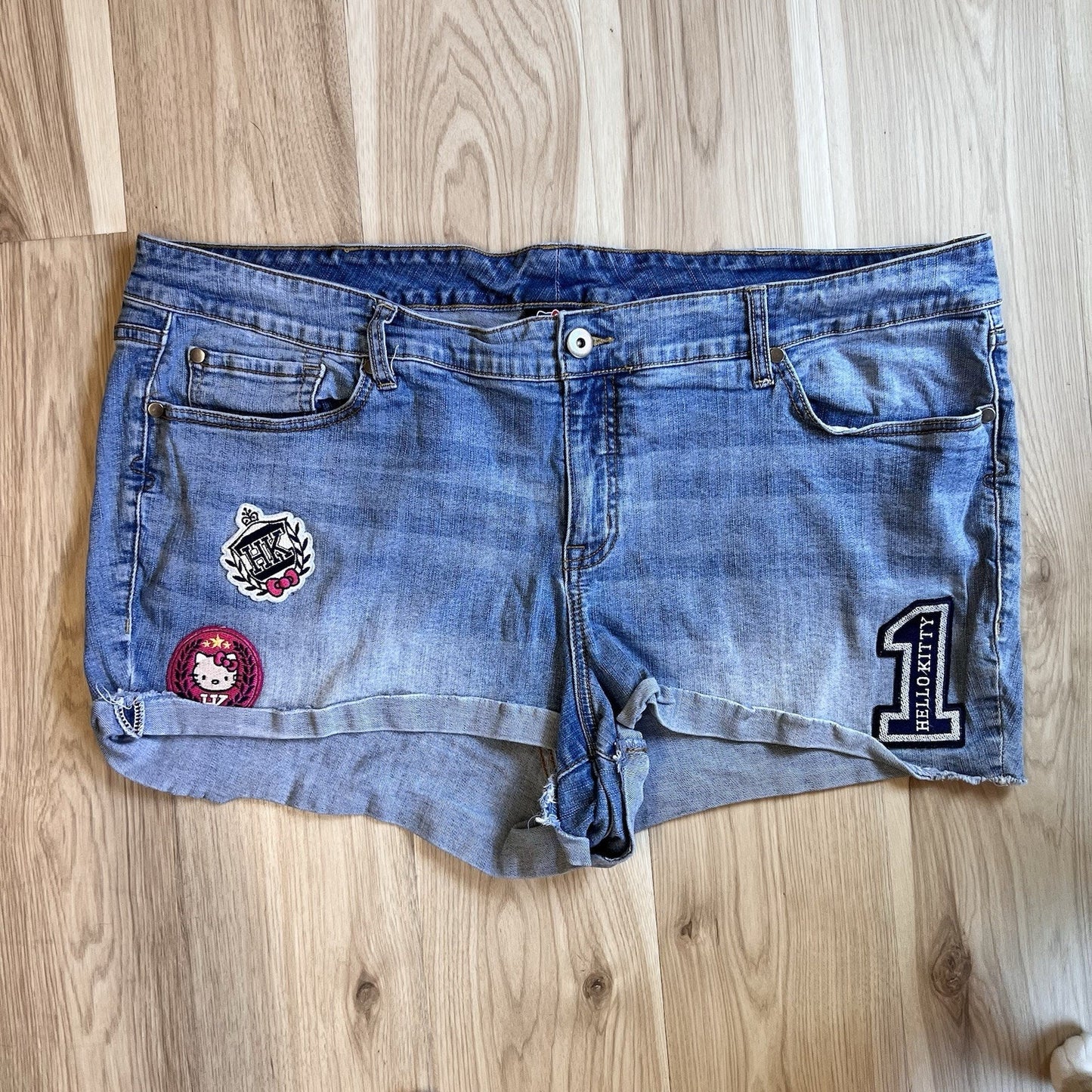 Hello Kitty Torrid Denim Jean Shorts Plus Size 24 Distressed 44” Stretch Patch