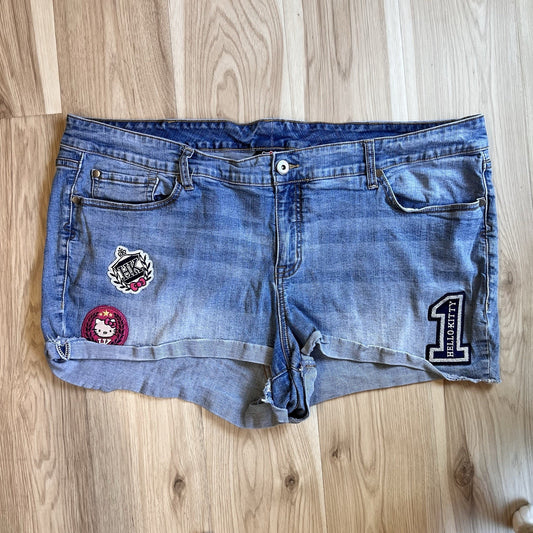 Hello Kitty Torrid Denim Jean Shorts Plus Size 24 Distressed 44” Stretch Patch